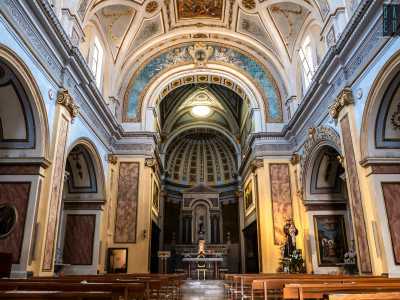 Ma a sbalordire il visitatore sono gli interni dell'edificio, che si sviluppano in un'unica luminosa navata